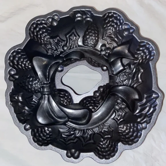 Nordic Ware holiday Wreath Bundt Cake Pan